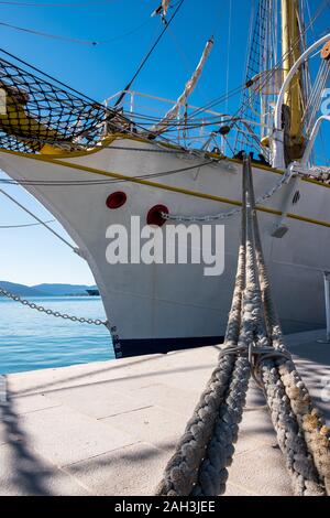 Moderno yacht ormeggiati close up outdoor view presso la marina Foto Stock