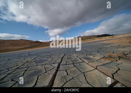 Terreni secchi nel deserto. Rotto la crosta del suolo Foto Stock