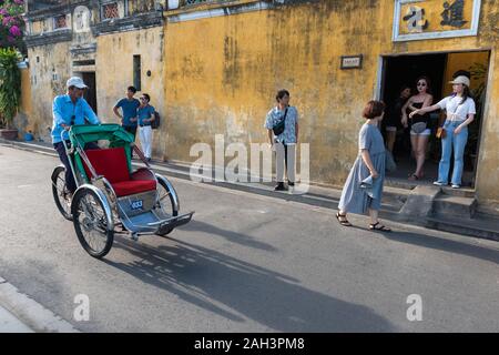 L antica città di Hoi An, il Vietnam è una popolare località turistica. Le strade sono di solito riempiti con i turisti di giorno e di notte. Foto Stock