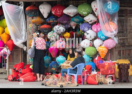 L antica città di Hoi An, il Vietnam è una popolare località turistica. Le strade sono di solito riempiti con i turisti di giorno e di notte. Foto Stock