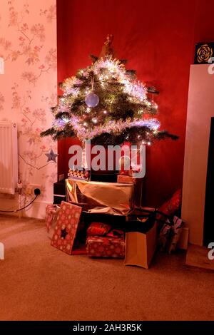 Natale albero decorato con regali impacchettati sturry Kent REGNO UNITO Dicembre 2019 Foto Stock