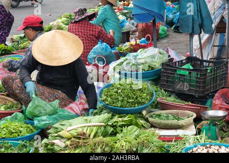 Venditori di frutta di vendita in un mercato locale in Hoi An, Vietnam. Foto Stock