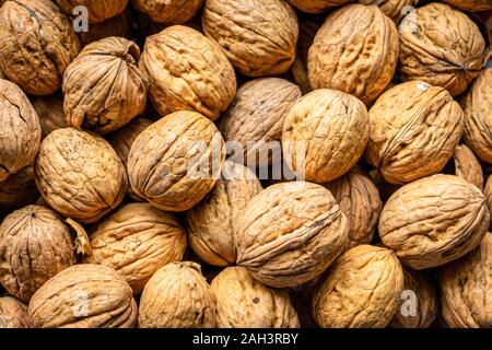 Un mucchio di noci in una terrina molto sano e pronto per essere consumato Foto Stock