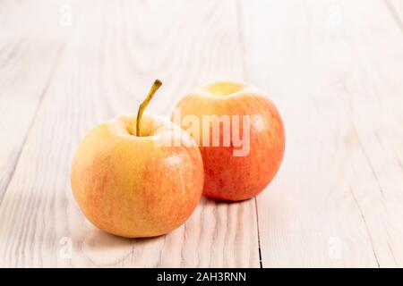 Mature mele rosse sul tavolo di legno sfondo/ Foto Stock