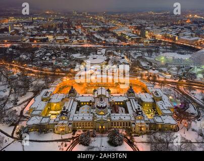 Splendide foto innevate da un bagno termale in Budsapest downtown. Salute, relax, spa, Foto Stock