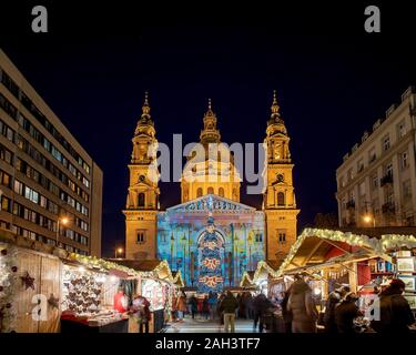 St Stephen piazza mercato chritmas con basilica.tif tradizionali e famosi mercatini di Natale di Budapest. Foto Stock