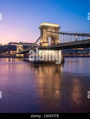 Amazing Photo circa il ponte delle catene di Szechenyi con il fiume Danubio. Splendida viola le luci del tramonto. Budapest, Ungheria. Foto Stock