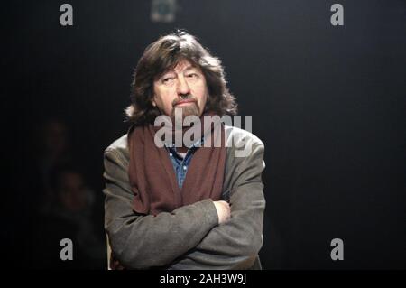 Trevor Nunn a una prova di un po' di musica di notte da Stephen Sondheim al Menier Chocolate Factory, Londra in 2008 il teatro inglese regista nato a Ipswich nel 1940 ha frequentato l Università di Cambridge Direttore Artistico della Royal Shakespeare Company (RSC) da 1968-1978 e del Teatro Nazionale di Londra 1997-2003 Nominato cavaliere nel 2002 notevoli produzioni RSC includono MACBETH con Judi Dench e Ian McKellen in 1976 e NICHOLAS NICKLEBY nel 1980 diretto Porgy and Bess a Glyndebourne Festival Opera nel 1986, a rivivere la Royal Opera nel 1992 direttore di grandi musicals compresi i gatti, LES MISERA Foto Stock