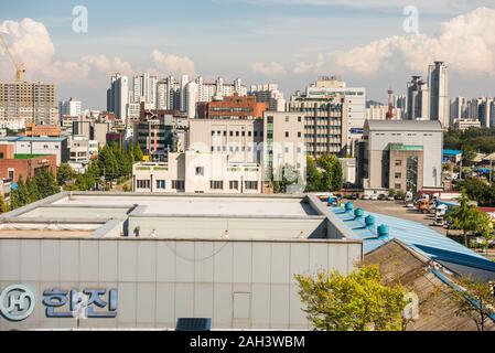 Vista aerea del porto Inchoen con rootops delle tradizionali case coreane e buldings vicino al parco Jayu (Parco della Libertà) e China Town in Corea del Sud. Foto Stock