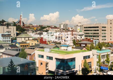 Vista aerea del porto Inchoen con rootops delle tradizionali case coreane e buldings vicino al parco Jayu (Parco della Libertà) e China Town in Corea del Sud. Foto Stock