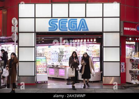 Tokyo, Giappone. Xix Dec, 2019. Multinazionale giapponese video gioco editore e sviluppatore, Sega visto presso un centro di gioco a Tokyo in Giappone. Credito: Budrul Chukrut SOPA/images/ZUMA filo/Alamy Live News Foto Stock
