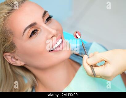 Donna sorridente in un studio dentistico. Lo sbiancamento dei denti. Close up foto. Foto Stock
