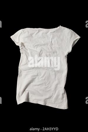 Carta bianca per donna t-shirt nero su sfondo di taglio. Mock-up. Foto Stock