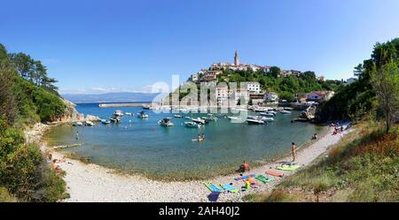 Croazia, isola di Krk, Vrbnik, città vecchia, il porto e la spiaggia Foto Stock