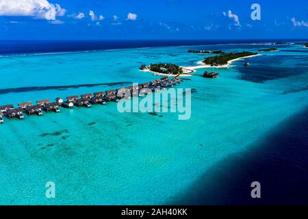 Maldive, South Male Atoll, Kaafu Atoll, vista aerea di bungalow sul mare Foto Stock