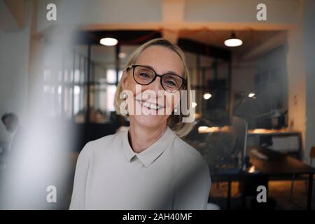 Ritratto di felice coppia imprenditrice in office Foto Stock