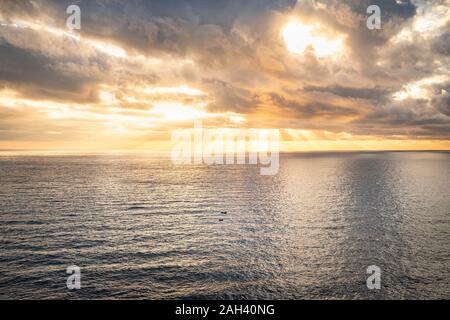 Mare Mediterraneo al tramonto vicino a Vernazza, Liguria, Italia Foto Stock