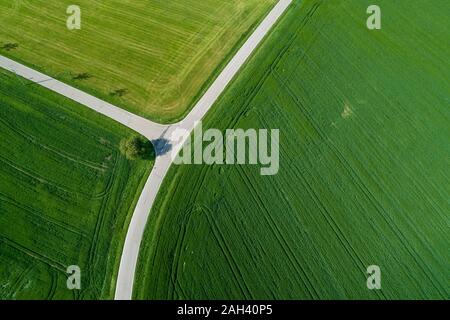 In Germania, in Baviera, vista aerea del paese le strade che tagliano una campagna verde campi in primavera Foto Stock