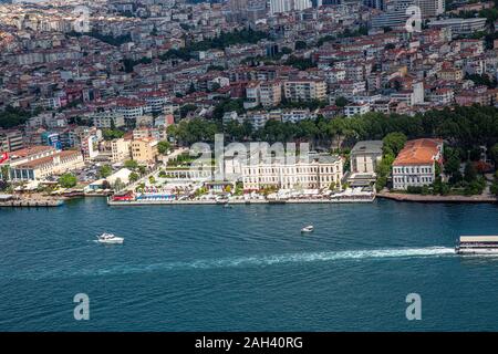 Istanbul, Turchia - Giugno 9, 2013; Istanbul paesaggio da elicottero. Vista del Four Seasons Hotel Istanbul at del Bosforo dall'elicottero. Le riprese fr Foto Stock