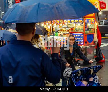 Una folla di acquirenti e turisti intasare i marciapiedi su 42nd Street nel centro di Manhattan a New York prima di Natale il Sabato, Dicembre 14, 2019. (© Richard B. Levine) Foto Stock