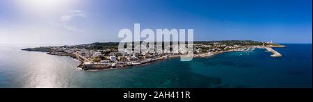 L'Italia, Puglia, della penisola salentina, Lecce Provincia, vista aerea di Santa Maria di Leuca con Harbour Foto Stock