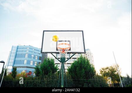A Basketball hoop sulla corte esterna Foto Stock