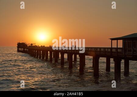 Tramonto sul molo, Swakopmund, Namibia Foto Stock