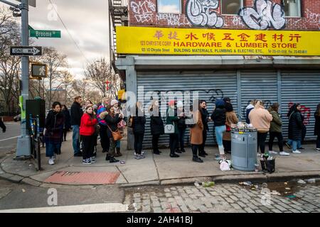 Centinaia di stili di Harry fans attendere in linea tot due ore al di fuori dell'StylesÕ pop-store sul Lower East Side di New York di Domenica, 15 dicembre 2019. Teh appassionati hanno avuto la possibilità di acquistare Harry stili di materiale promozionale con marchio presso il negozio, aperto solo fino a dicembre 19. (© Richard B. Levine) Foto Stock