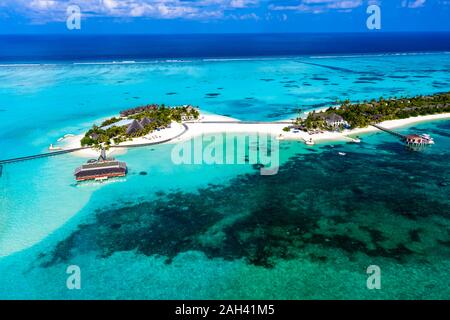 Maldive, South Male Atoll, Kaafu Atoll, vista aerea di resort sull'isola Foto Stock