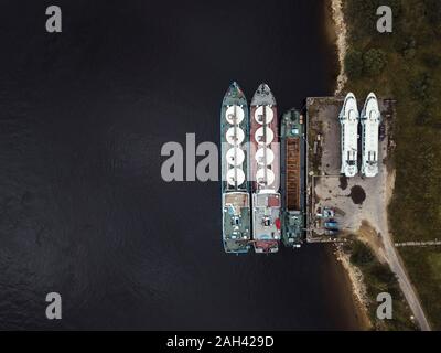 La Russia, San Pietroburgo, vista aerea delle navi attraccate al molo sul fiume Neva Foto Stock