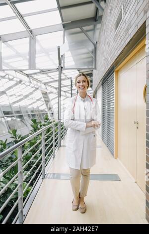 Ritratto di una donna sorridente medico su una via di passaggio Foto Stock