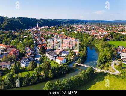 In Germania, in Baviera, Wolfratshausen, veduta aerea della cittadina di campagna Foto Stock