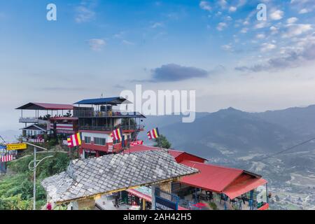 Ristoranti sulla collina vicino al mondo la pace Pagoda di Pokhara, Nepal Foto Stock