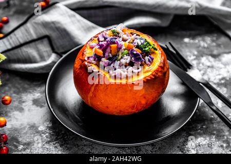 Hokkaido squash ripieni di riso, cavolo rosso, paprica, broccoli, le cipolle e le carote Foto Stock