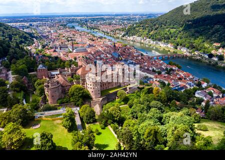 Germania, Baden-Württemberg, vista aerea di Heidelberg con il castello e il fiume Neckar Foto Stock