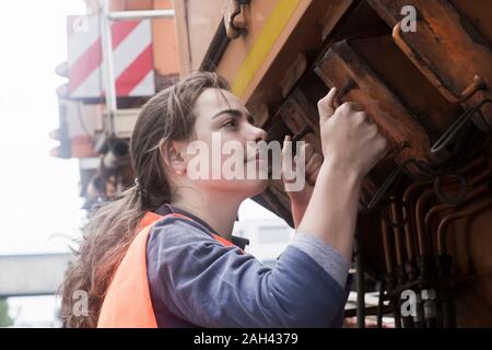 Tecnico femminile esaminando carrello Foto Stock