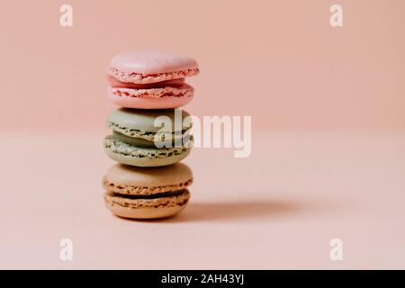 Amaretti su sfondo rosa Foto Stock