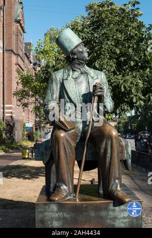 La statua in bronzo di Hans Christian Andersen, vicino alla piazza del Municipio, Copenhagen, Danimarca Foto Stock