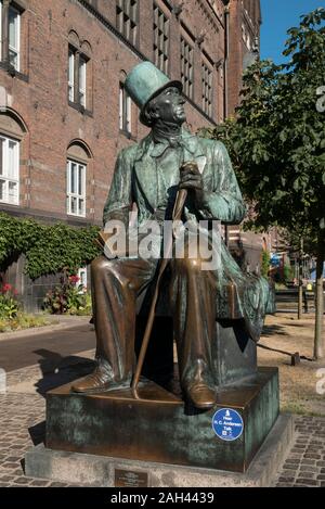 La statua in bronzo di Hans Christian Andersen, vicino alla piazza del Municipio, Copenhagen, Danimarca Foto Stock