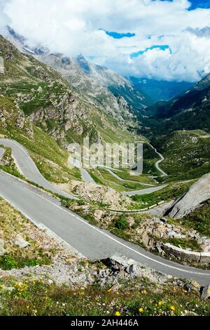 L'Italia, Piemonte, ad alto angolo di visione della lunga strada tortuosa nel Parco Nazionale Gran Paradiso Foto Stock