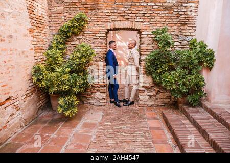 Elegante coppia gay a un vecchio edificio Foto Stock