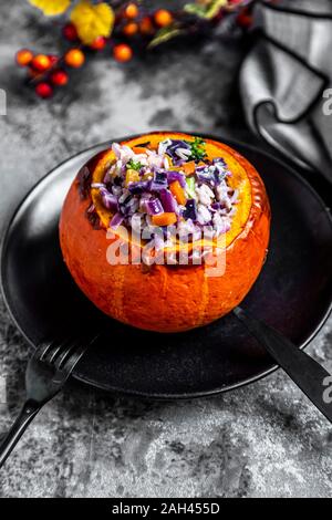Hokkaido squash ripieni di riso, cavolo rosso, paprica, broccoli, le cipolle e le carote Foto Stock