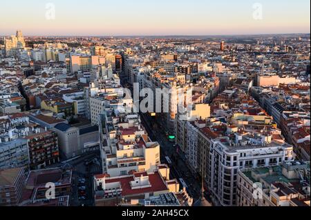 Spagna, Madrid, veduta aerea della Gran Via al crepuscolo Foto Stock