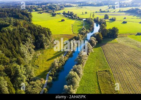 In Germania, in Baviera, Beuerberg, vista aerea del fiume Loisach circondato da campi di campagna Foto Stock