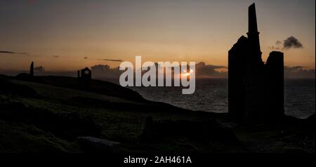 Regno Unito, Inghilterra, Botallack, Botallack promontorio di testa al tramonto Foto Stock