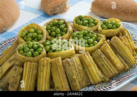 Piatto marocchino con il cardo, farcito di cuori di carciofi con piselli verdi e pezzi di pane intorno a chiudere fino Foto Stock