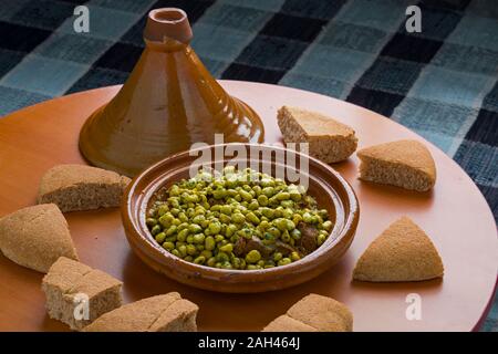 Marocchino tradizionale tajine con carne di manzo, fave e il pane sulla tavola, Foto Stock