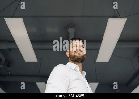 Angolo basso ritratto di fiducioso imprenditore maturo Foto Stock