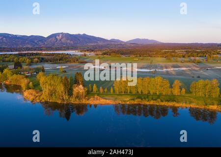 In Germania, in Baviera, Uffing am Staffelsee, riva del lago Staffelsee con fiume Ach in background Foto Stock