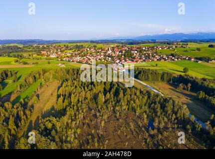 In Germania, in Baviera, Konigsdorf, vista aerea di Konigsdorfer Moor e campagna città Foto Stock